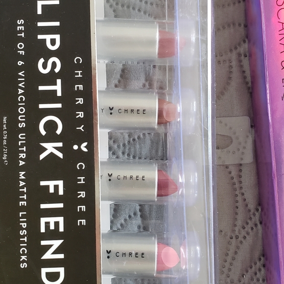 Makeup - Picture 2 of 4